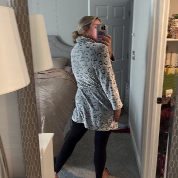 Soft Grey cheetah robe with pockets - Picture 2 of 3